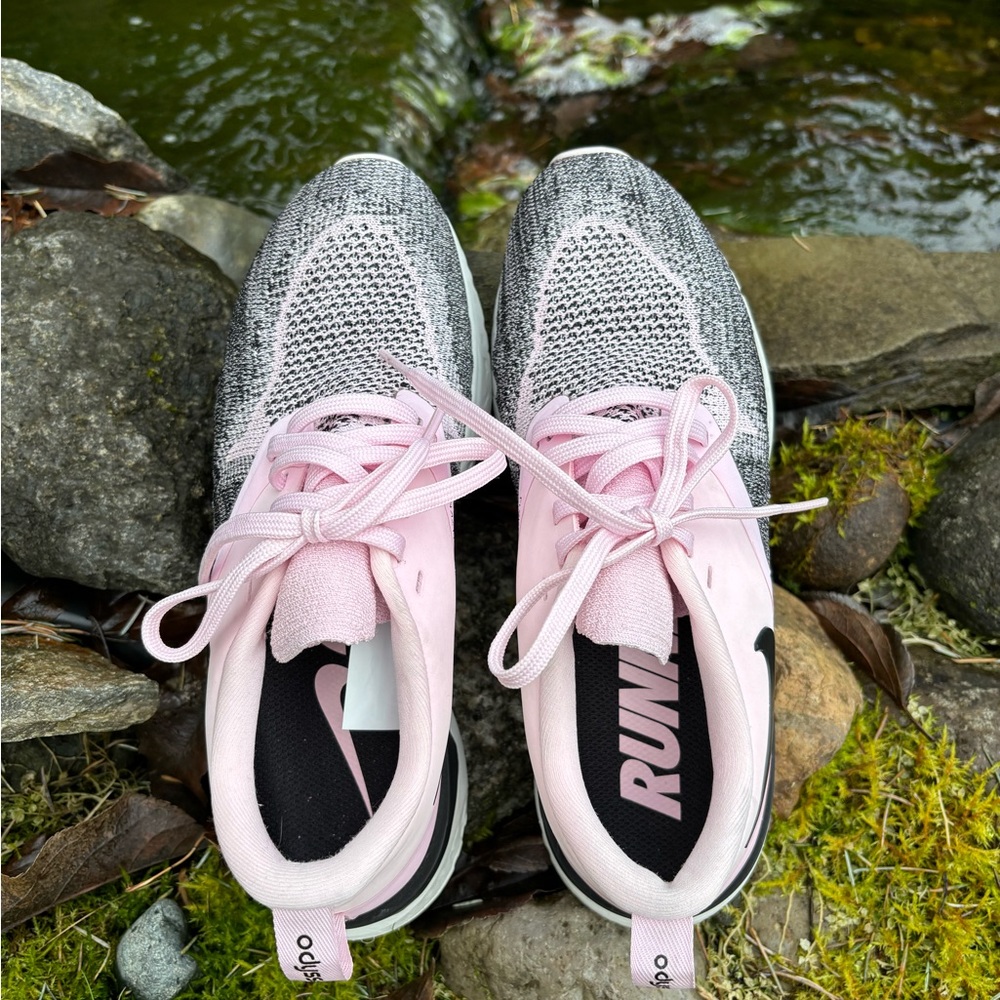 Women’s Nike odyssey react tennis shoe